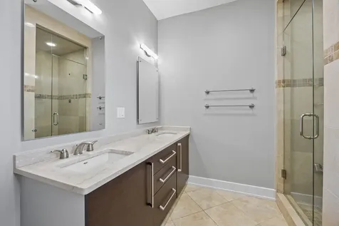 4043 North Damen Avenue Chicago IL 60618