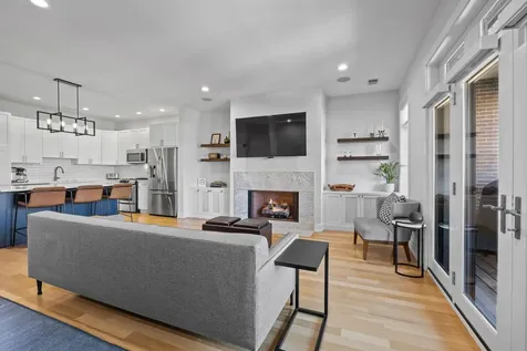 4043 North Damen Avenue Chicago IL 60618
