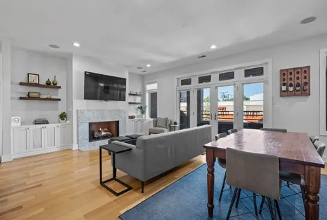 4043 North Damen Avenue Chicago IL 60618