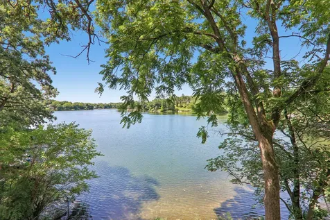 200 North Shore Drive Oakwood Hills IL 60013