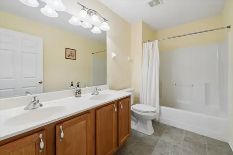 527 Mallard Point Circle North Aurora IL 60542