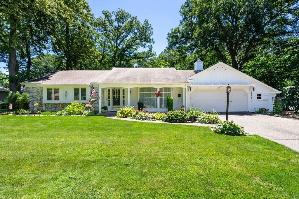 1910 Glenwood Drive Moline IL 61265