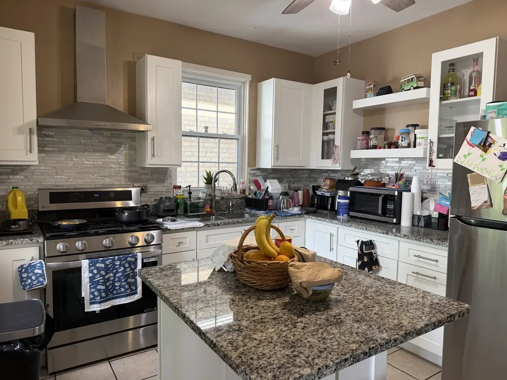 5528 West Henderson Street Chicago IL 60641
