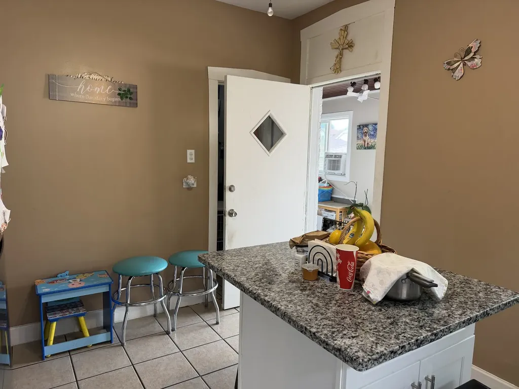 5528 West Henderson Street Chicago IL 60641