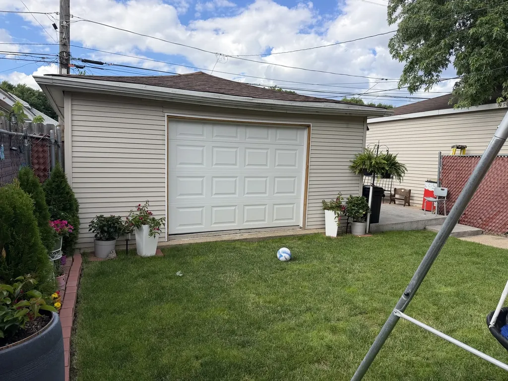 5528 West Henderson Street Chicago IL 60641