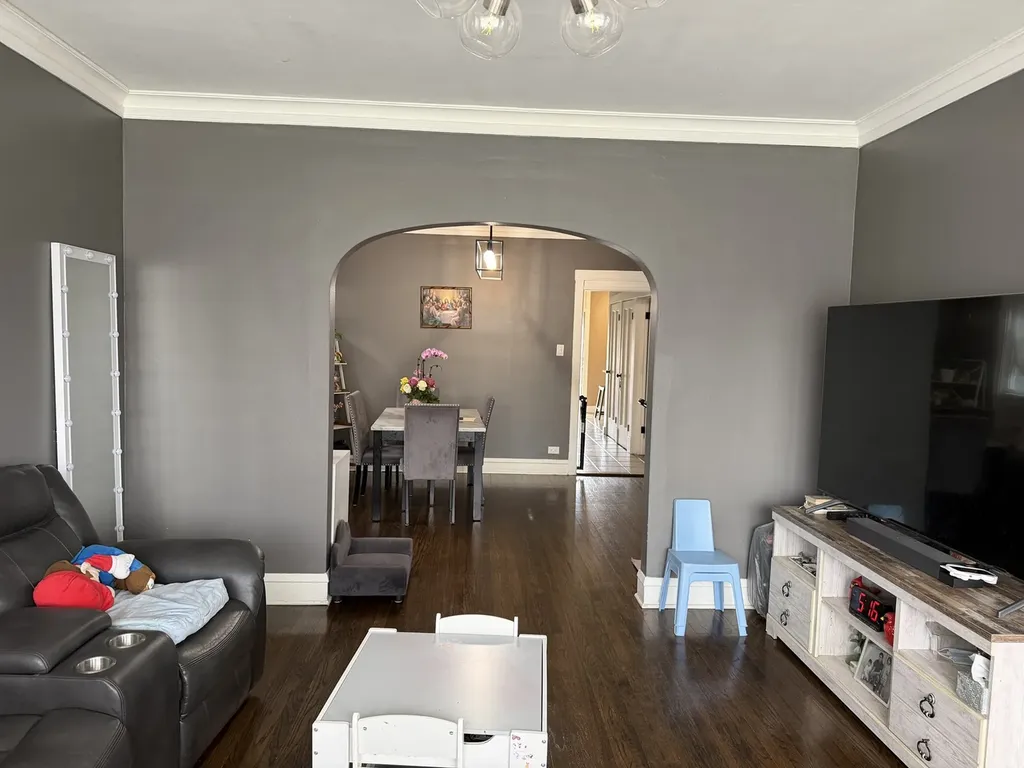 5528 West Henderson Street Chicago IL 60641