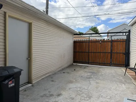 5528 West Henderson Street Chicago IL 60641