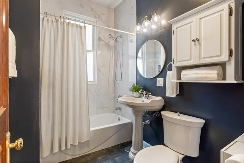 3452 North Damen Avenue Chicago IL 60618