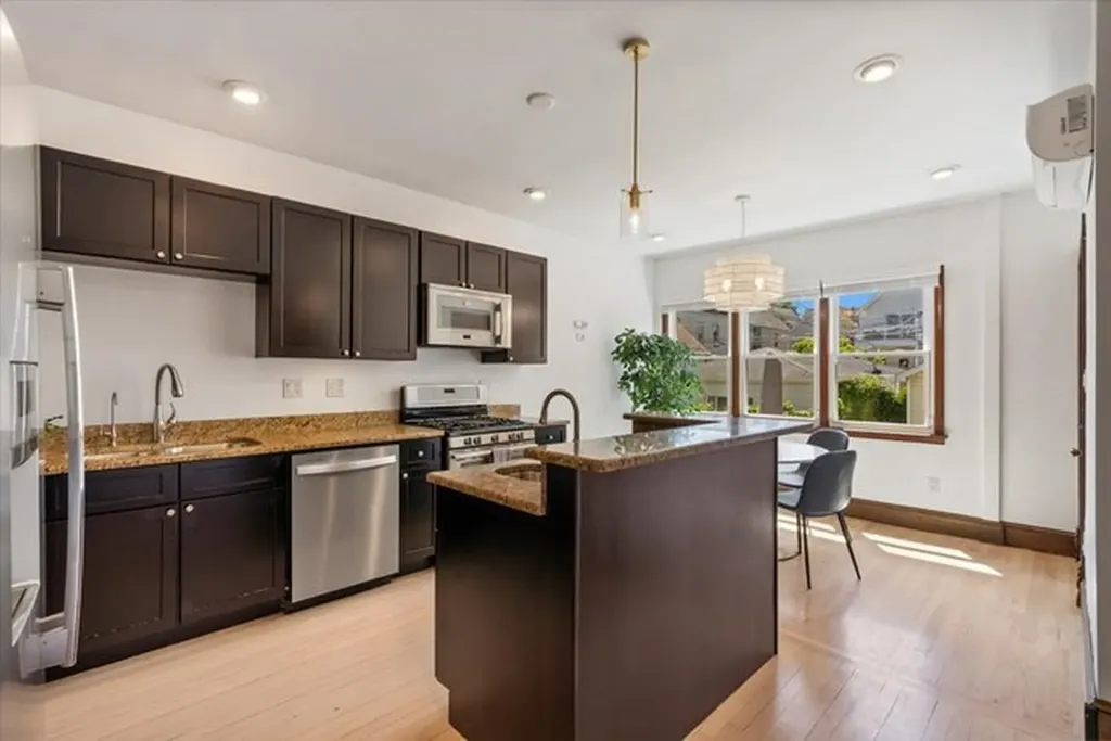 3452 North Damen Avenue Chicago IL 60618
