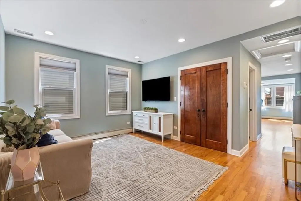 3452 North Damen Avenue Chicago IL 60618