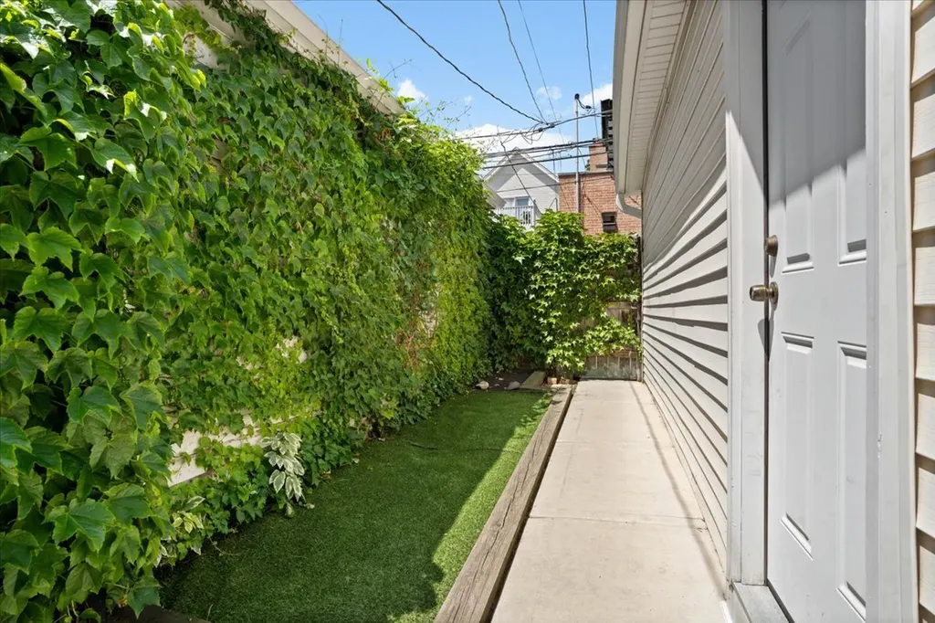 3452 North Damen Avenue Chicago IL 60618