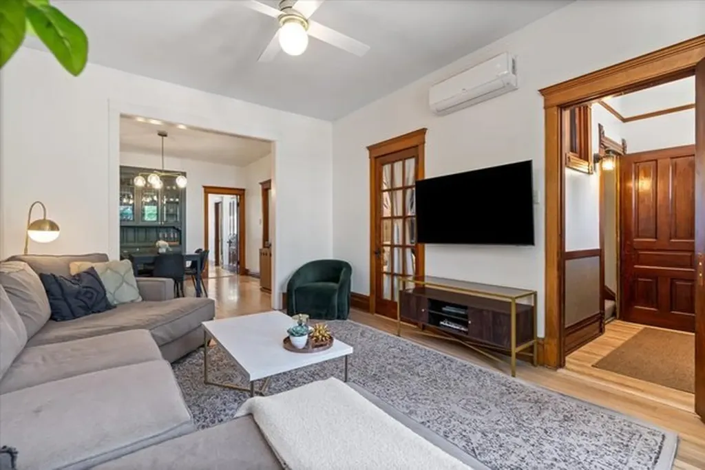 3452 North Damen Avenue Chicago IL 60618