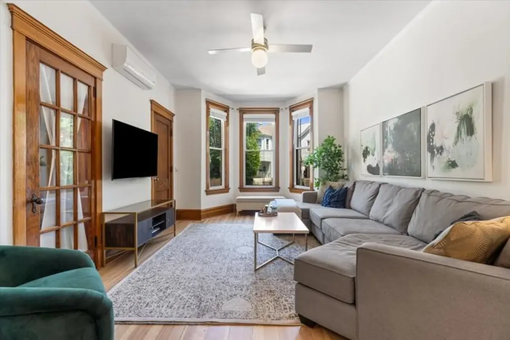 3452 North Damen Avenue Chicago IL 60618