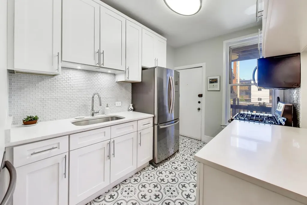 5251 North Winthrop Avenue Chicago IL 60640