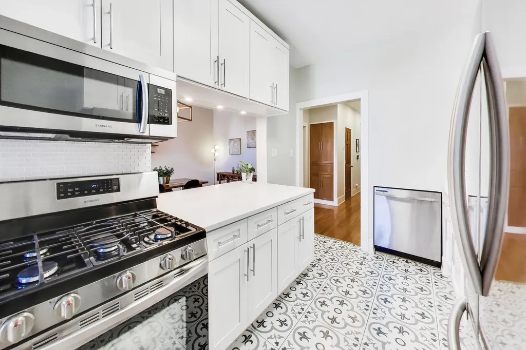 5251 North Winthrop Avenue Chicago IL 60640