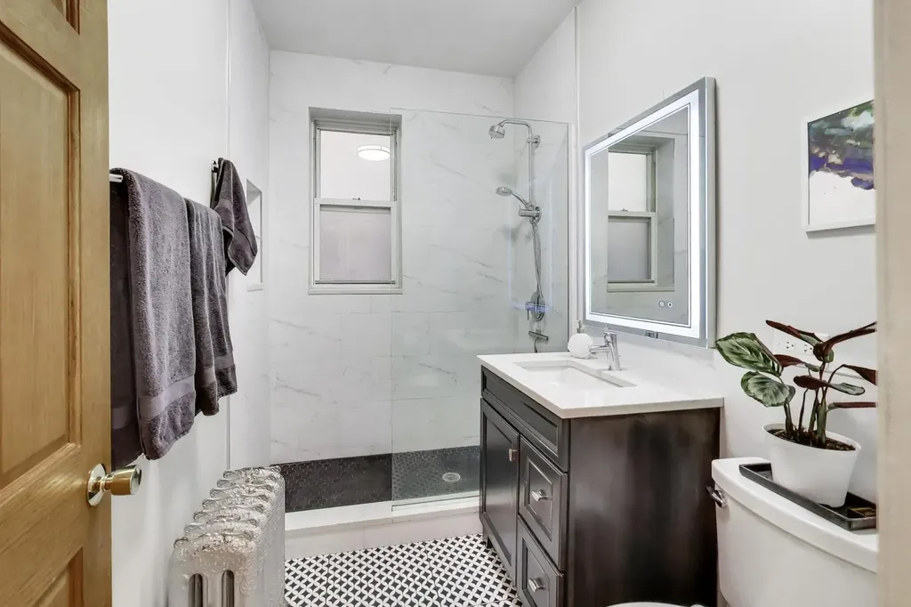 5251 North Winthrop Avenue Chicago IL 60640