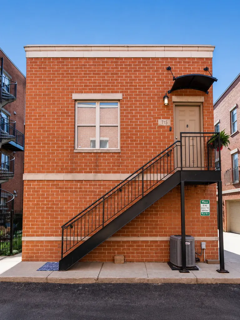 715 West Eastman Street Chicago IL 60610