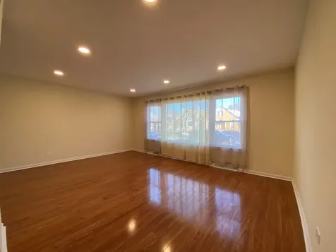 6078 North Troy Street Chicago IL 60659