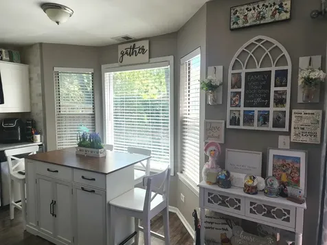 54 Sandhurst Road Mundelein IL 60060