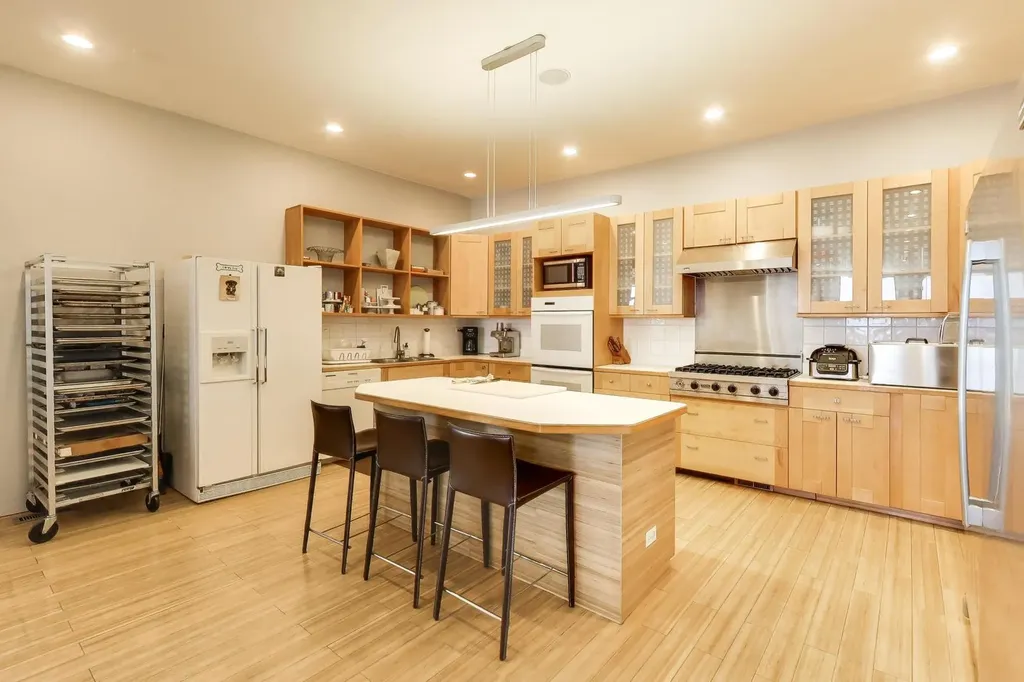 614 North Ashland Avenue Chicago IL 60622