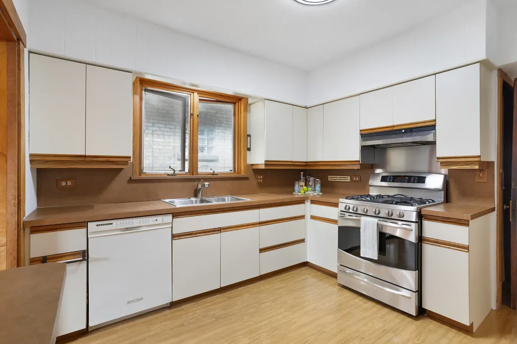 6705 North Olympia Avenue N Chicago IL 60631