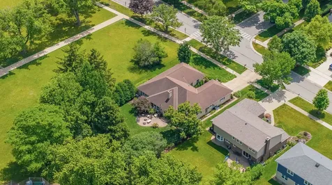 588 Williamsburg Road Glen Ellyn IL 60137