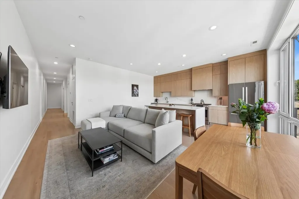 4939 North Damen Avenue Chicago IL 60625
