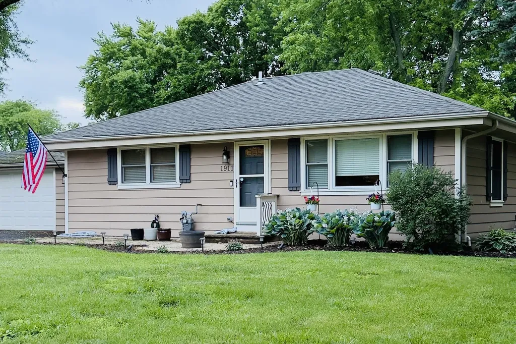 1911 Hazelwood Drive Lindenhurst IL 60046
