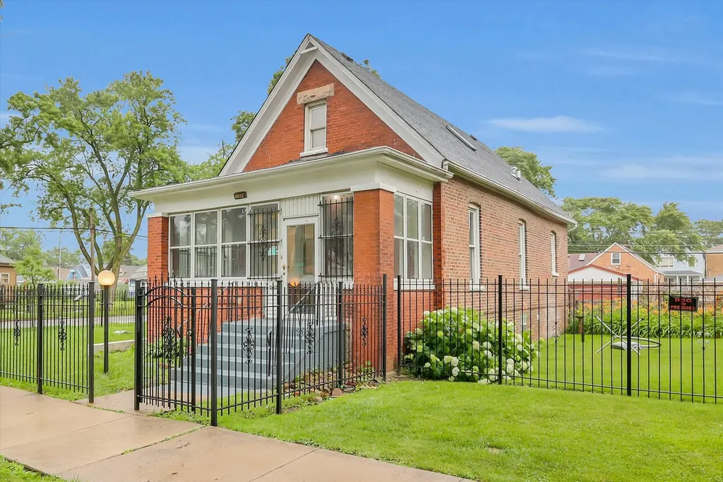 8852 South Wallace Street Chicago IL 60620