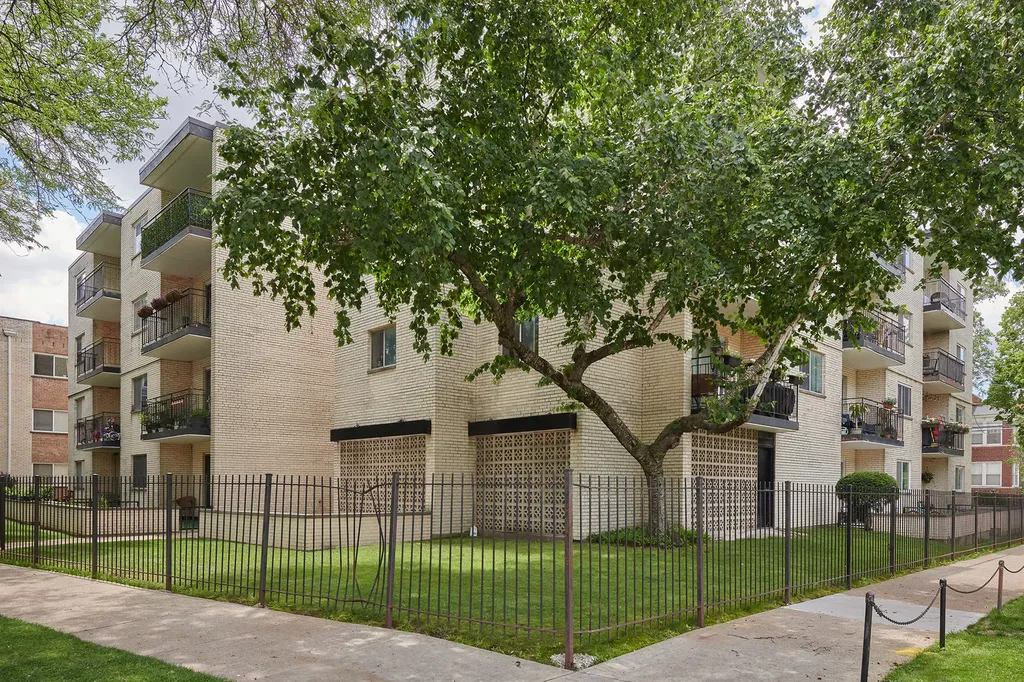 7074 North Ridge Boulevard Chicago IL 60645