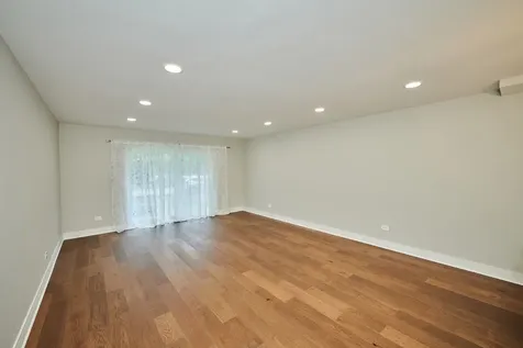 7074 North Ridge Boulevard Chicago IL 60645