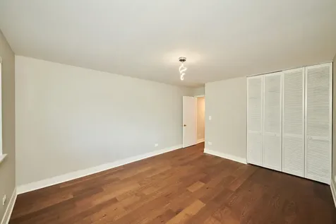 7074 North Ridge Boulevard Chicago IL 60645