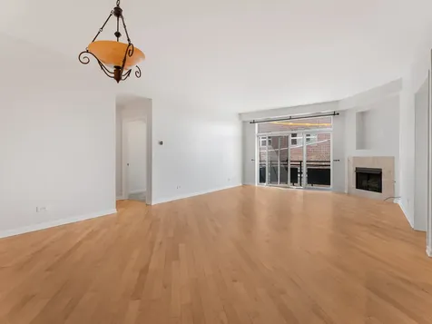 2307 West Wolfram Street Chicago IL 60618