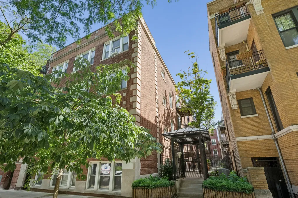 715 West Barry Avenue Chicago IL 60657
