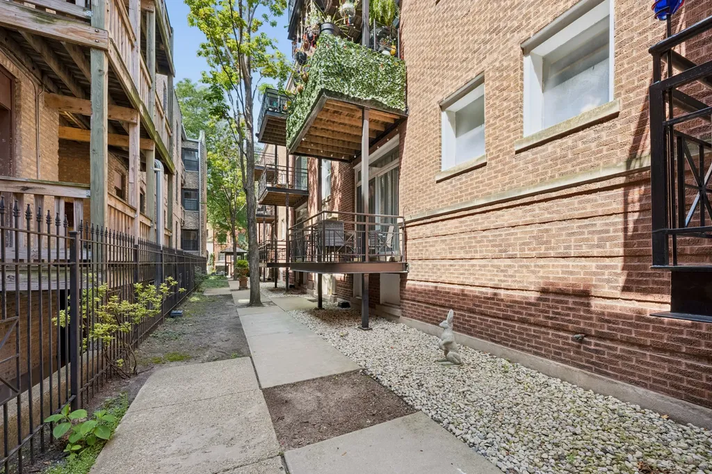 715 West Barry Avenue Chicago IL 60657