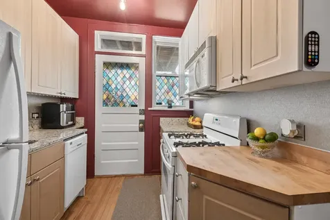 715 West Barry Avenue Chicago IL 60657