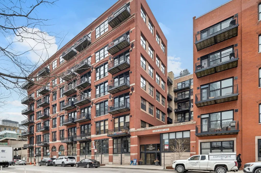 226 North Clinton Street Chicago IL 60661