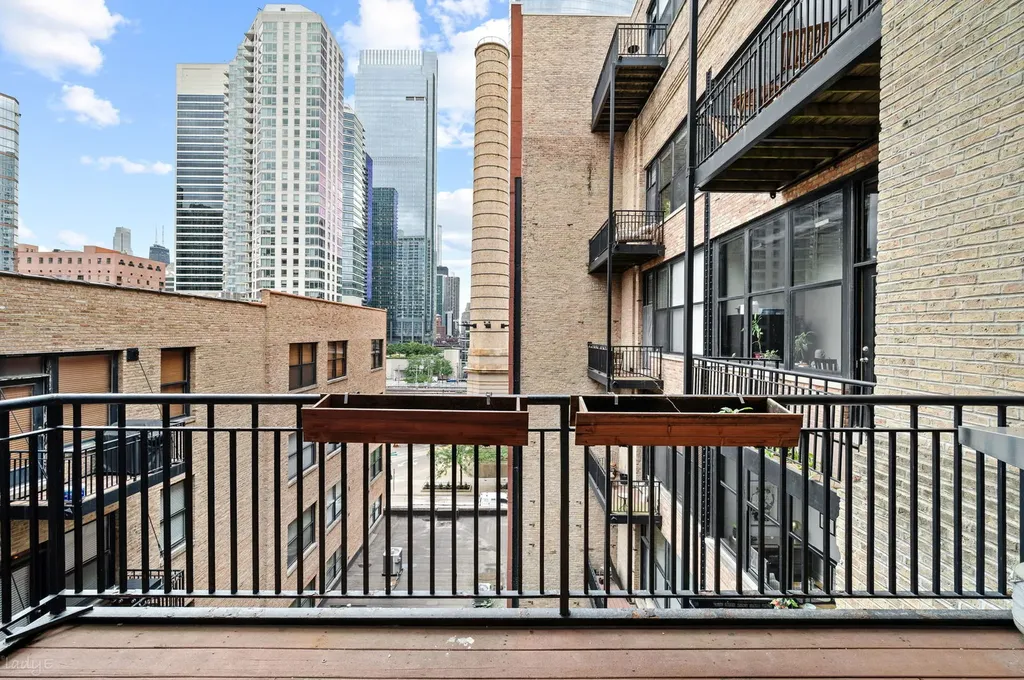 226 North Clinton Street Chicago IL 60661