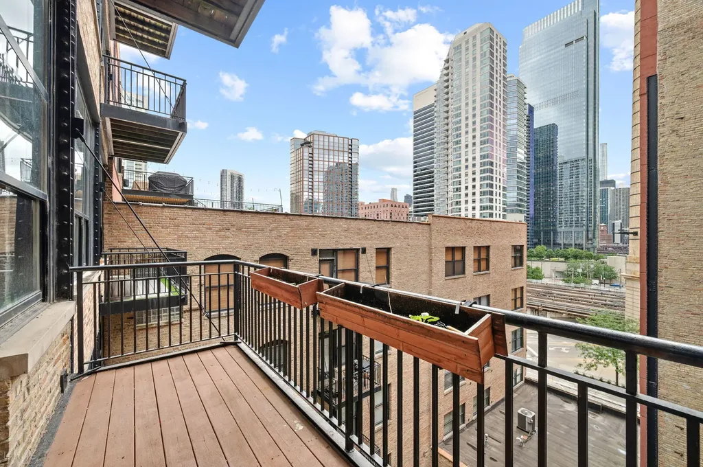 226 North Clinton Street Chicago IL 60661