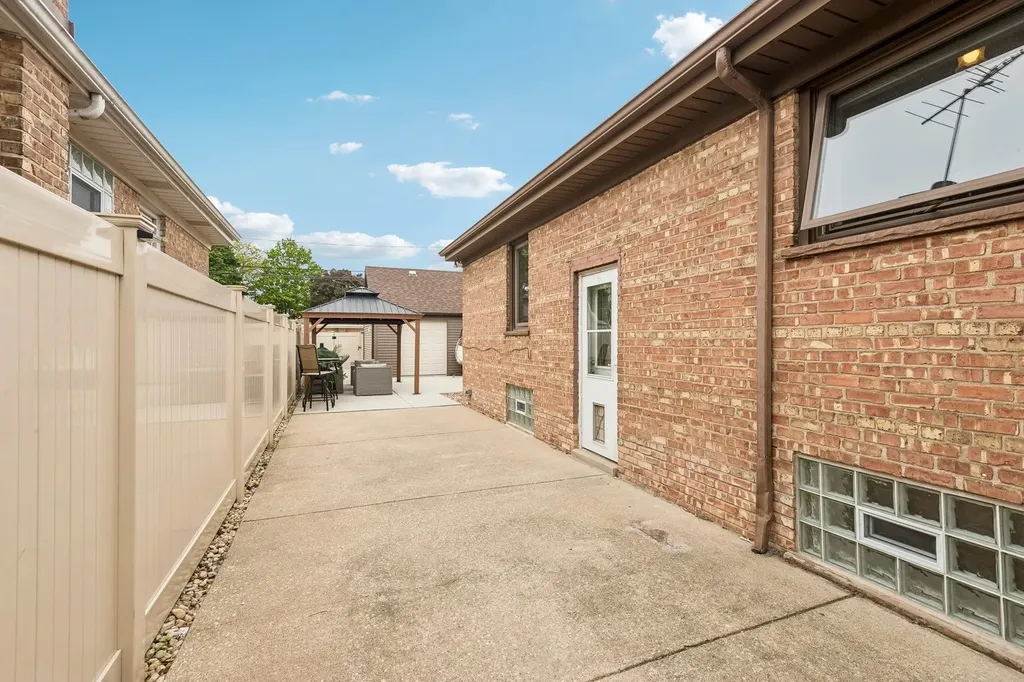 5742 South Rutherford Avenue Chicago IL 60638