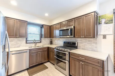 135 Newtown Drive Buffalo Grove IL 60089
