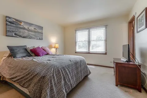 135 Newtown Drive Buffalo Grove IL 60089