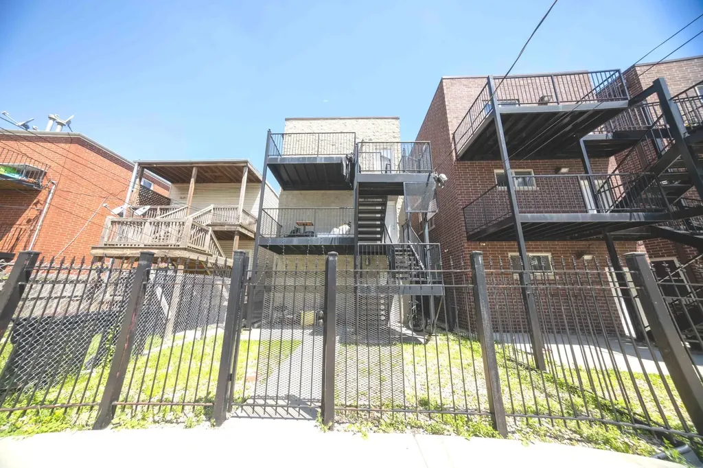 2711 West Polk Street Chicago IL 60612