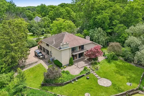 1191 Hunters Lane Libertyville IL 60048