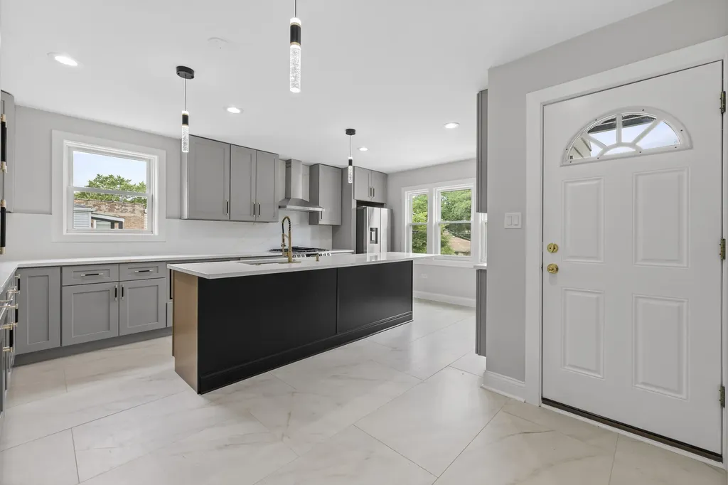 2830 West Summerdale Avenue Chicago IL 60625