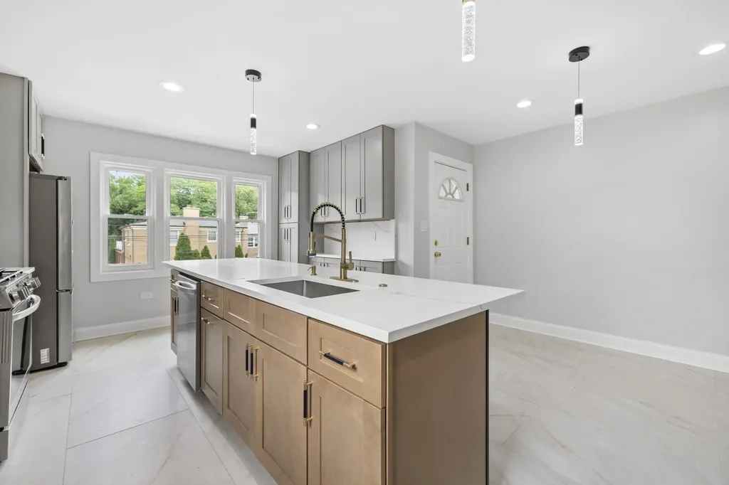 2830 West Summerdale Avenue Chicago IL 60625