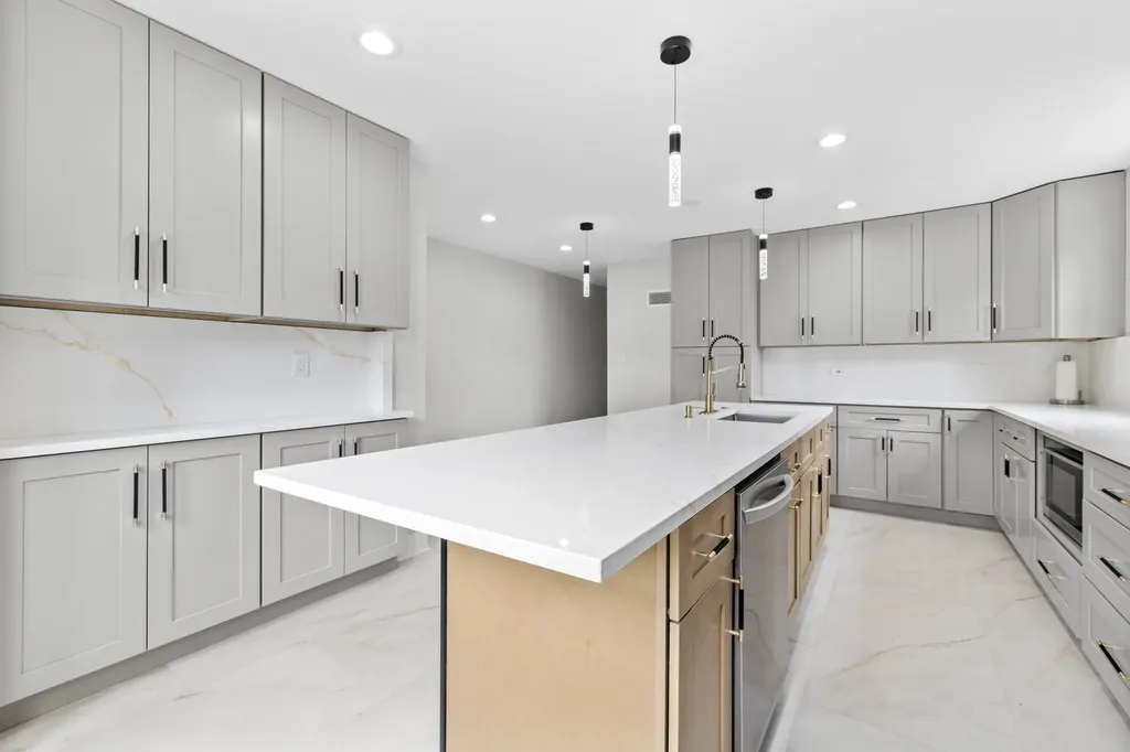 2830 West Summerdale Avenue Chicago IL 60625