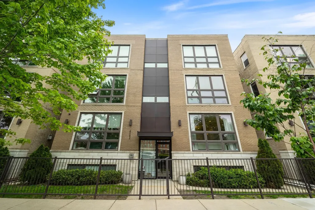 4042 North Western Avenue Chicago IL 60618