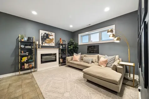 4042 North Western Avenue Chicago IL 60618