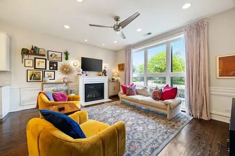 4042 North Western Avenue Chicago IL 60618